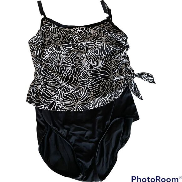 Black & White Flattering Fit Plus Size Swimsuit - Size 16 - Picture 1 of 8